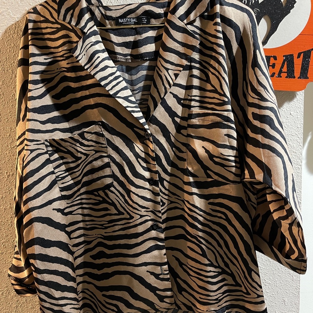 Nasty Gal size 6 champagne and black zebra stripe button down.